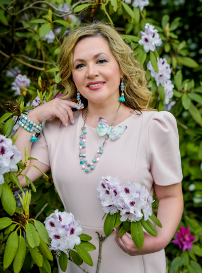 Floral Romance jewellery set on a model