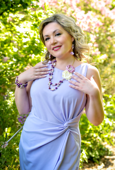 Floral Romance jewellery set on a model