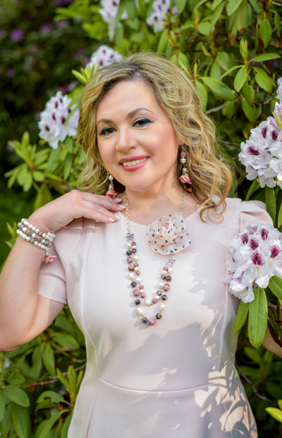 Floral Romance jewellery set on a model