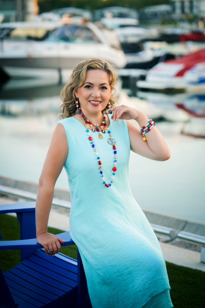 Cruise Dream jewellery set on a model