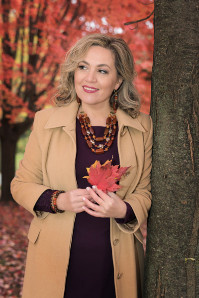 Agate Wood Rhapsody jewellery set on a model