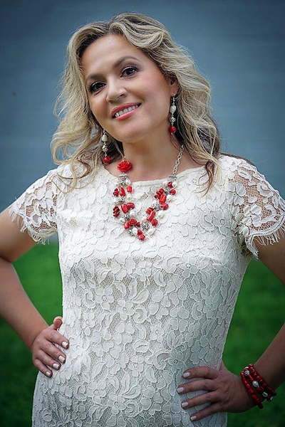 Pearls and Roses jewellery set on a model