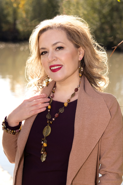 Burgundy and Gold Leaves jewellery set shown on a model