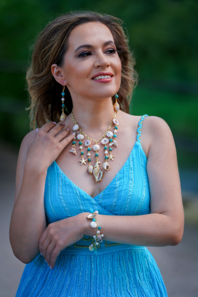 Seaside Dream jewellery set on a model